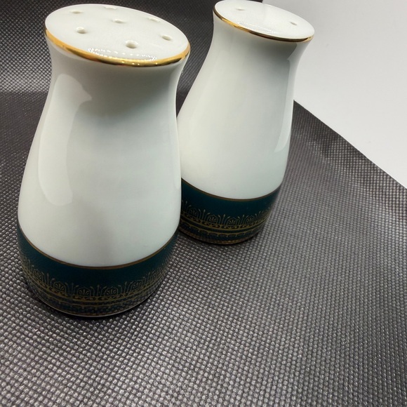 Vintage Noritake Legacy Salt & Pepper Shakers Green Gold Trim Japan - Picture 7 of 8